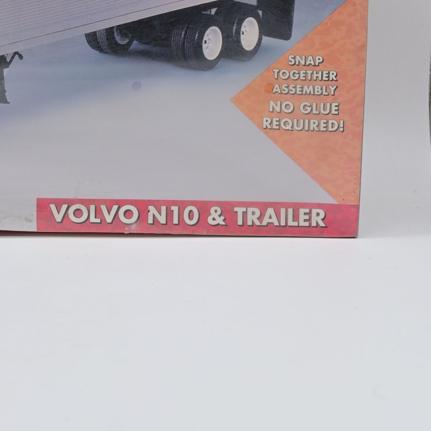 AMT Snap Fast Volvo N10 & Trailer Kit # 6628 Factory Sealed Dented Box