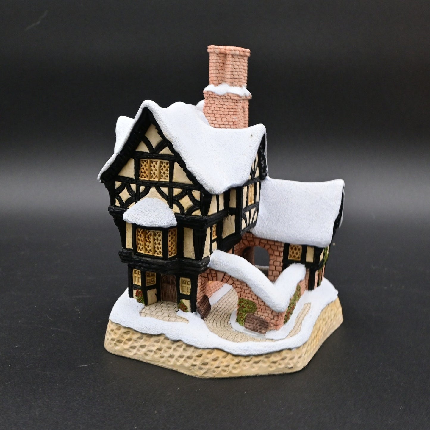 Vintage 1990 David Winter's Cottage Mister Fezziwig's Emporium