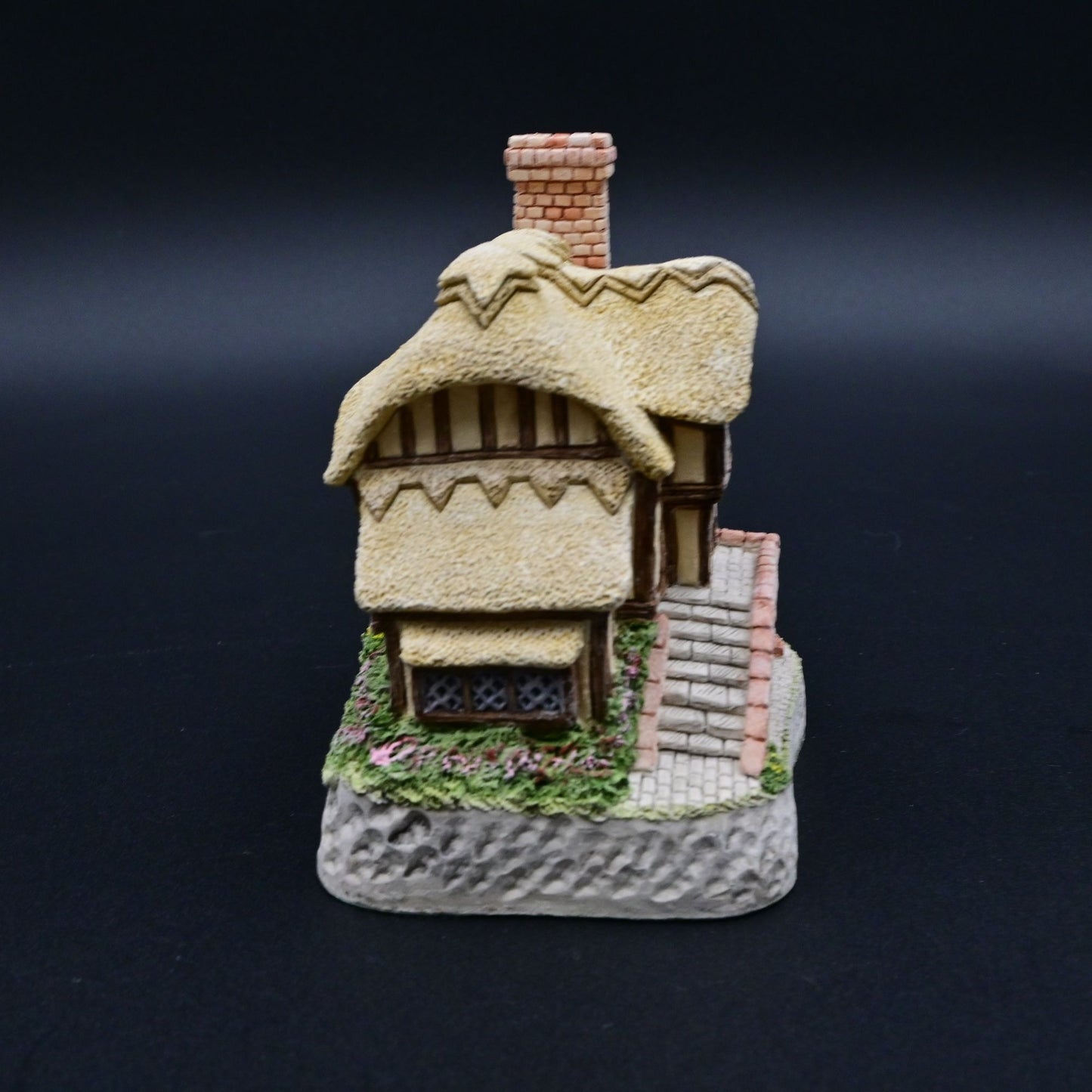 Vintage 1994 David Winter Cottages Whileaway Cottage With Box & COA