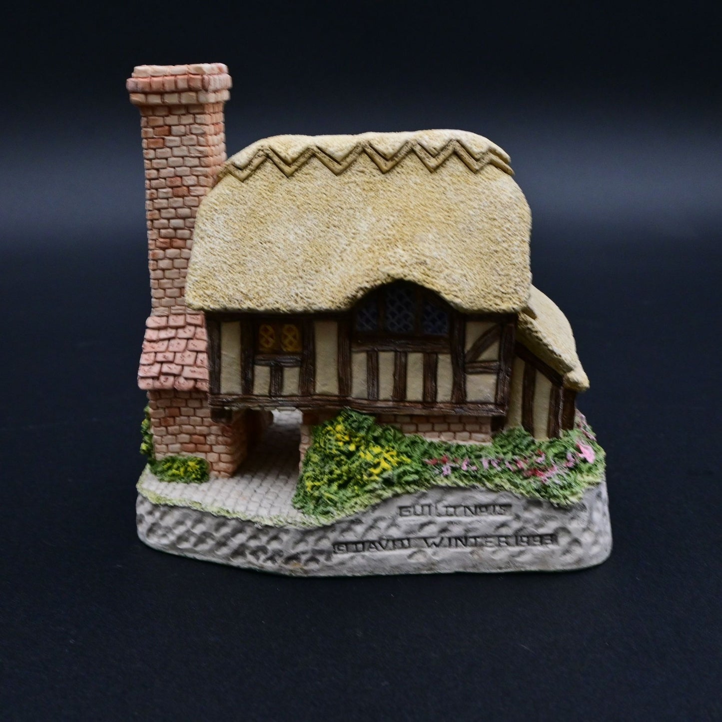 Vintage 1994 David Winter Cottages Whileaway Cottage With Box & COA