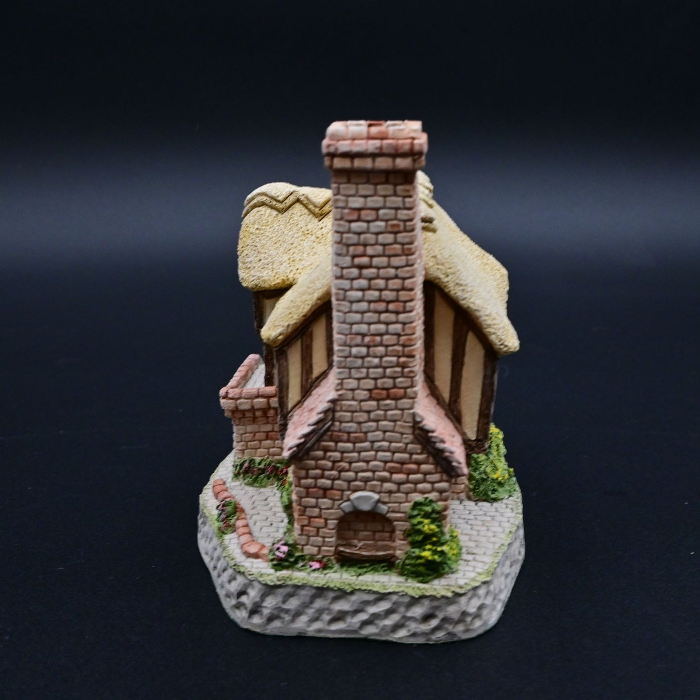 Vintage 1994 David Winter Cottages Whileaway Cottage With Box & COA