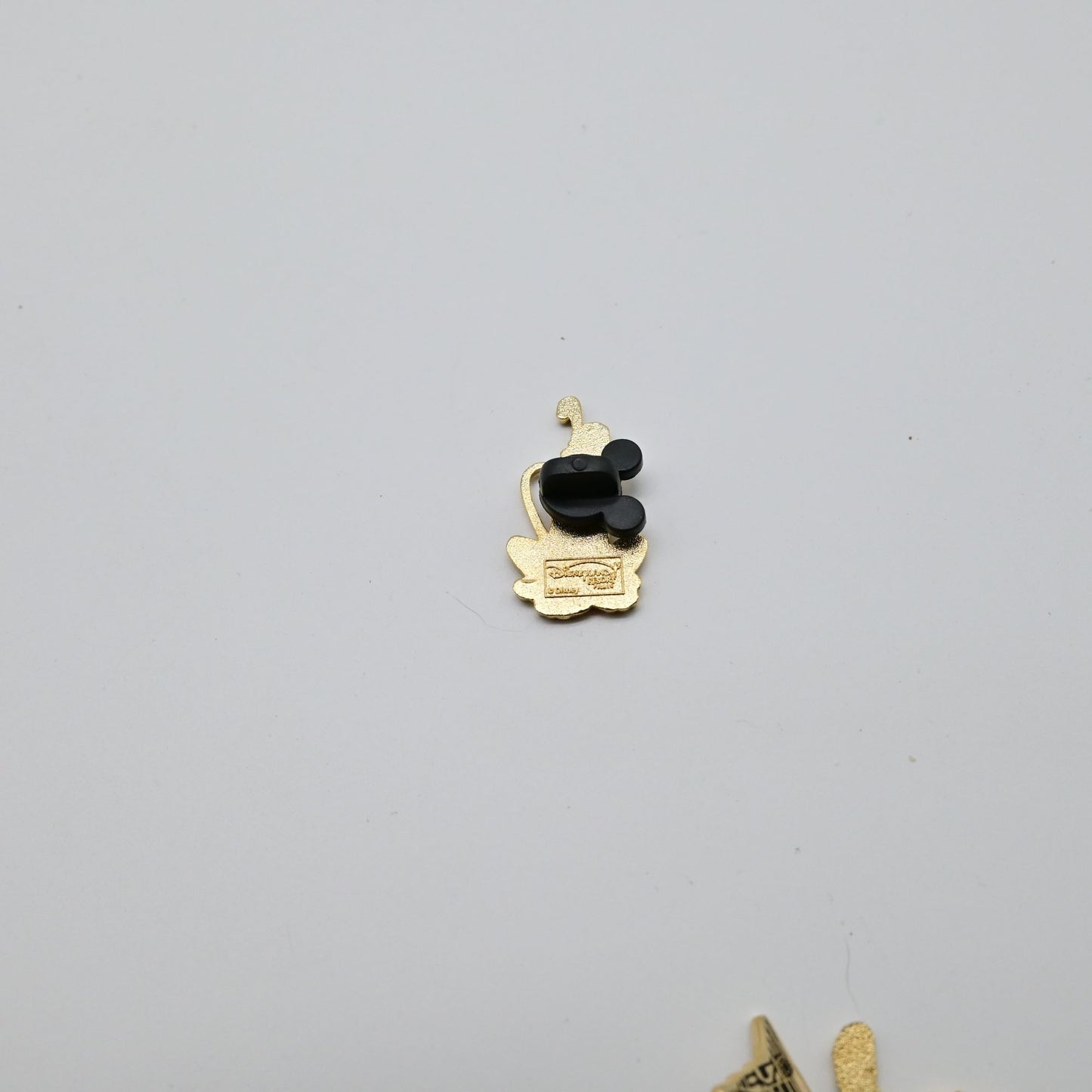 Disney Classic Pluto Sitting With One Ear Up Pin