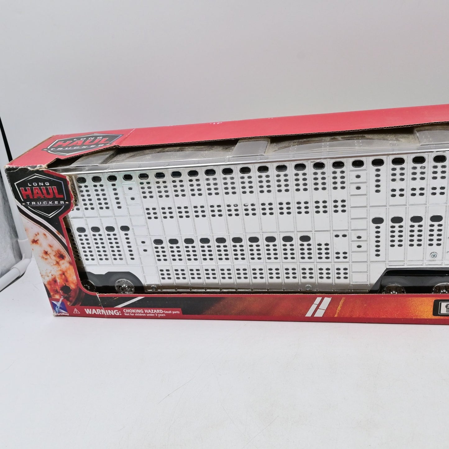 New Ray Long Haul Kenworth W900 Truck Red with Potbelly Livestock Trailer Chrome