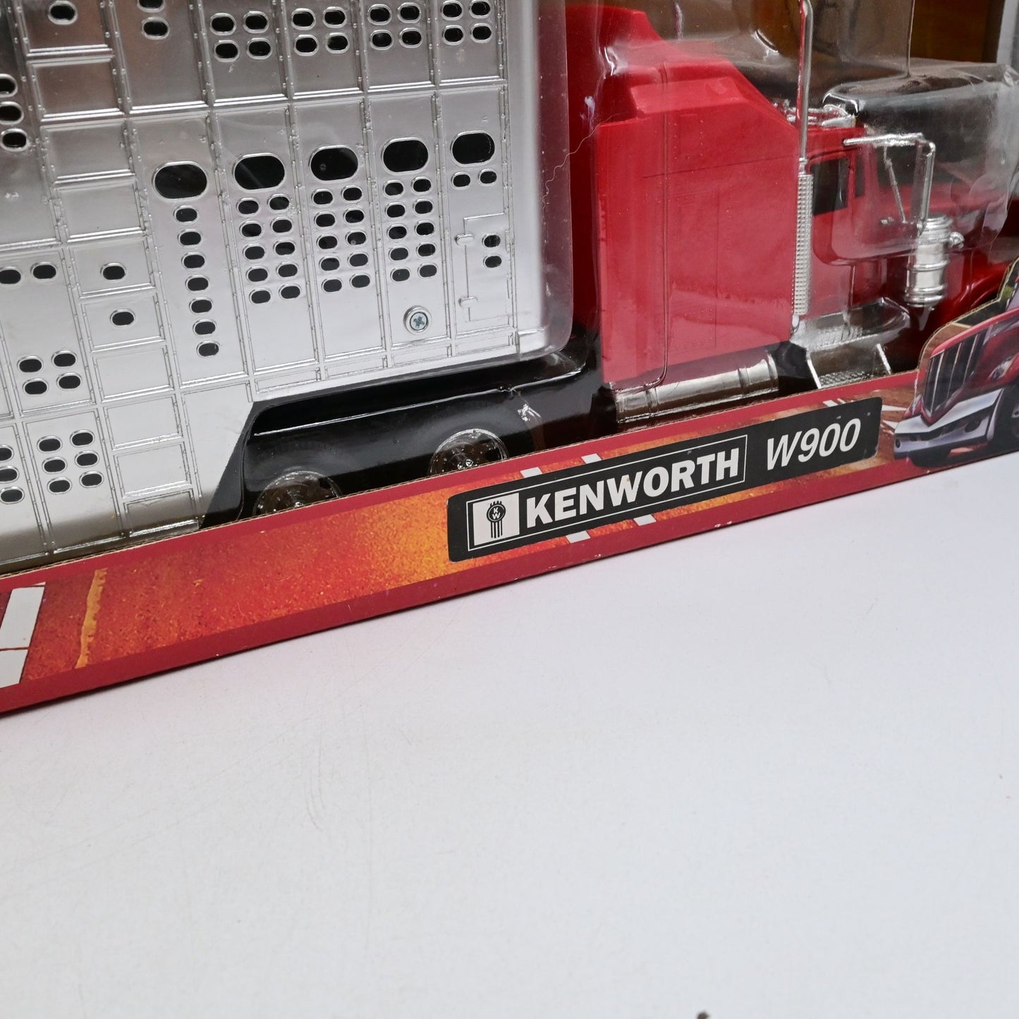 New Ray Long Haul Kenworth W900 Truck Red with Potbelly Livestock Trailer Chrome