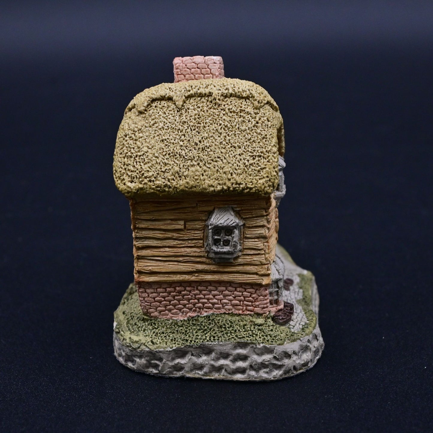 Vintage 1982 David Winter Cottages The Village Shop Figure