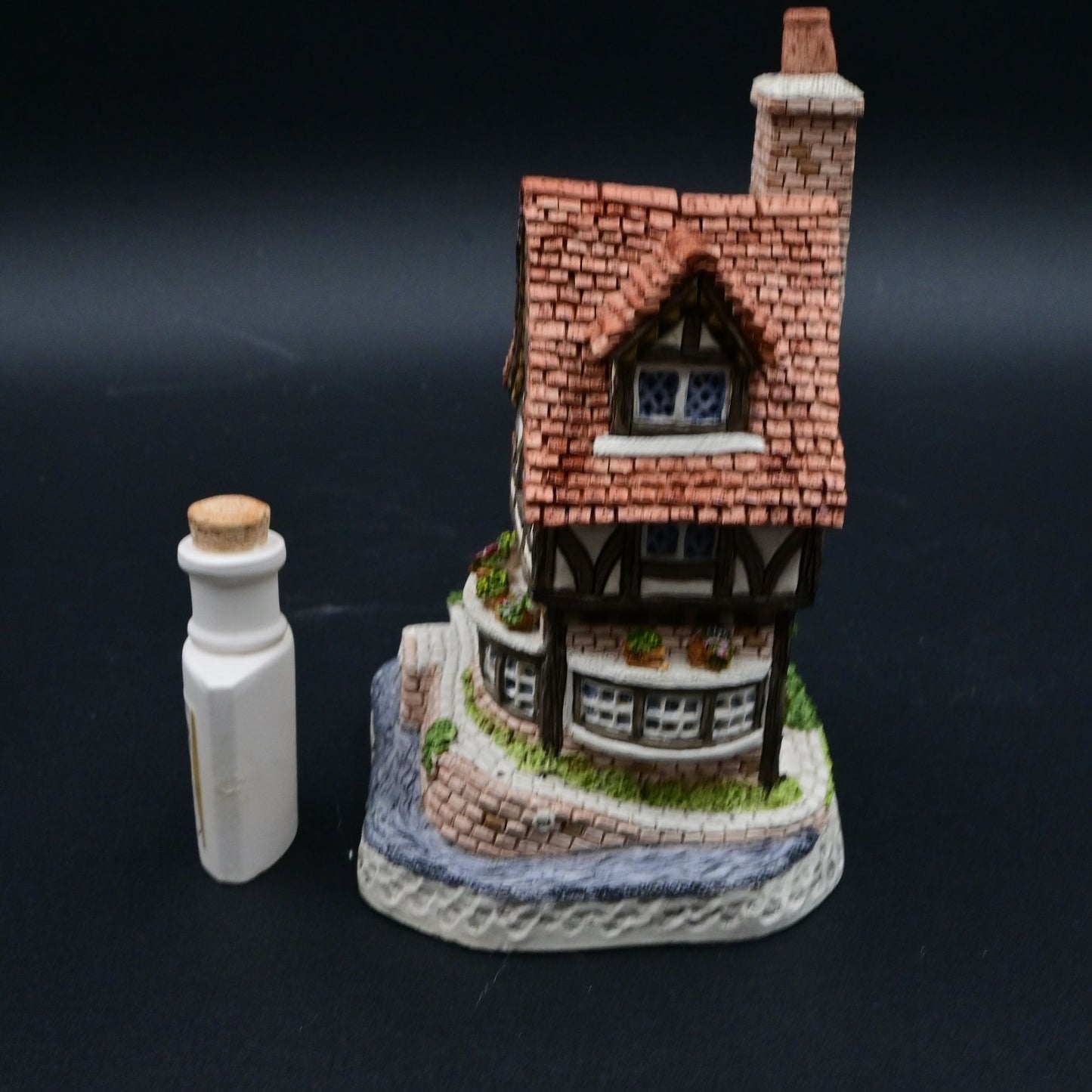 Vintage David Winter Cottages Thameside Figurine