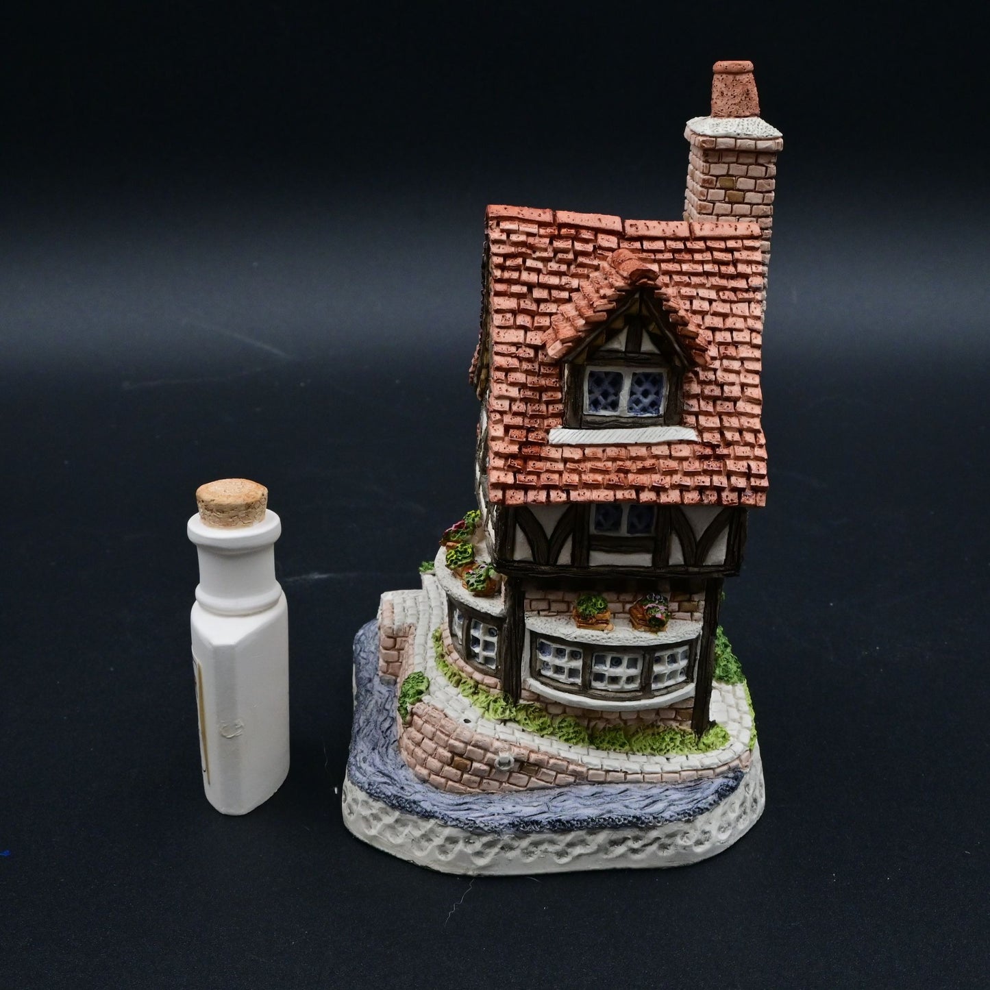 Vintage David Winter Cottages Thameside Figurine