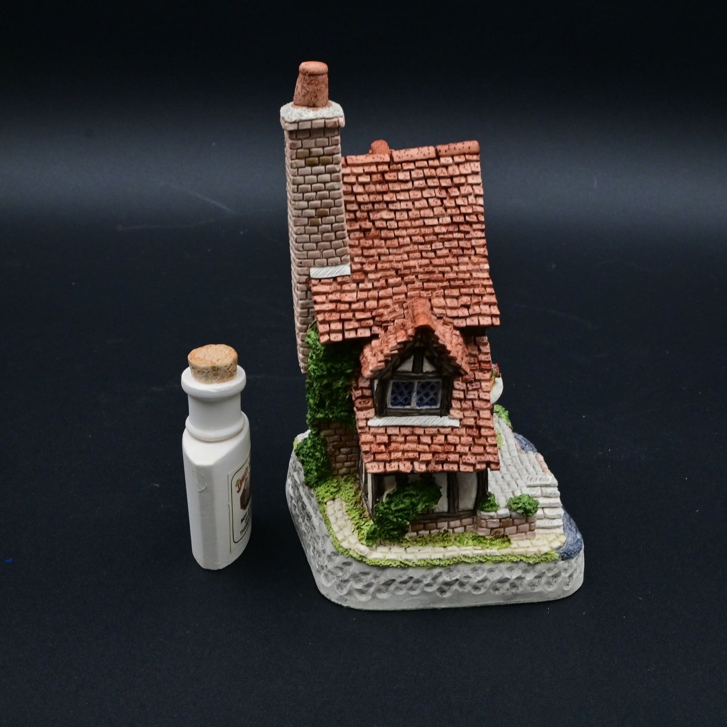 Vintage David Winter Cottages Thameside Figurine