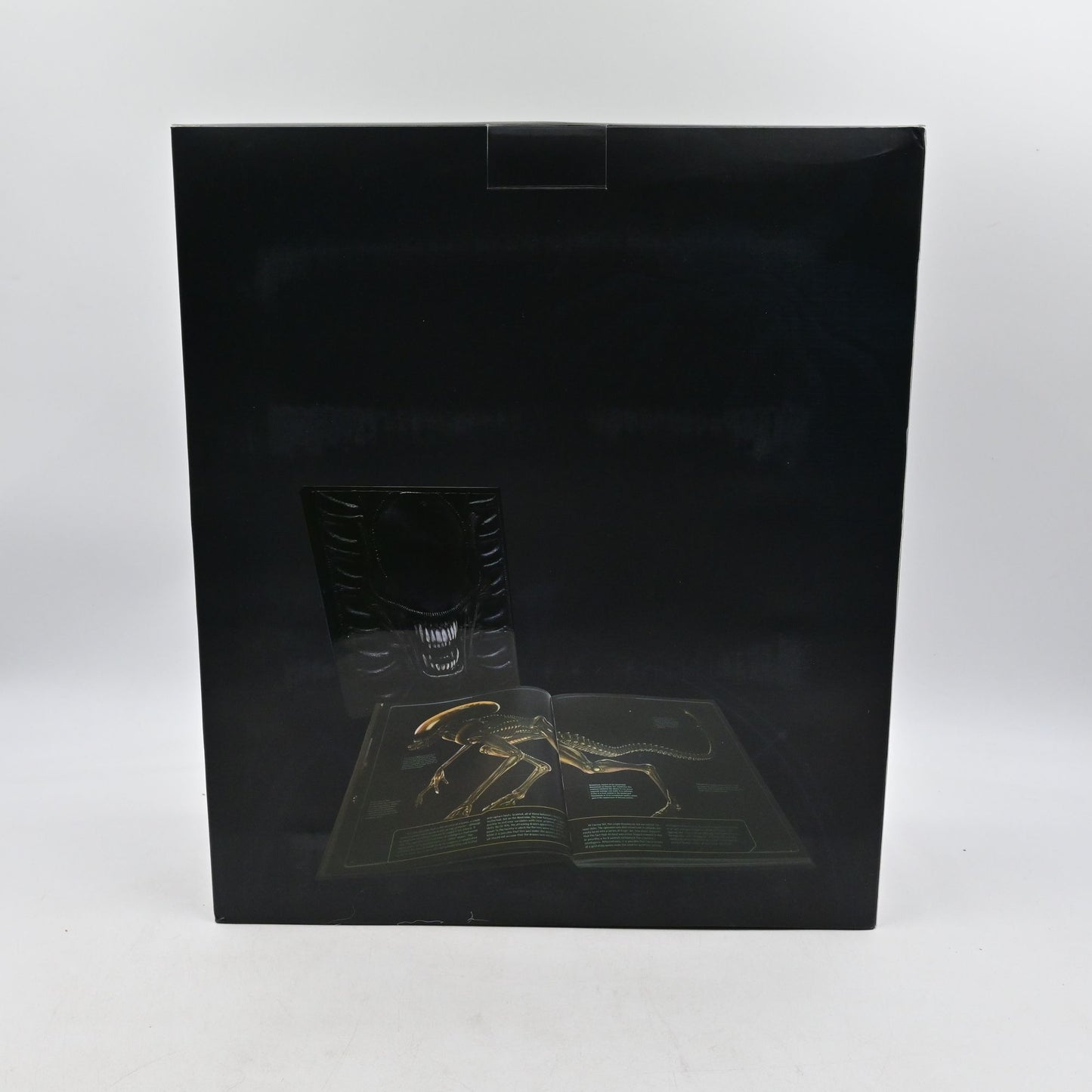 Alien: The Weyland-Yutani Report Sideshow Collectibles Hardcover Collector Edition