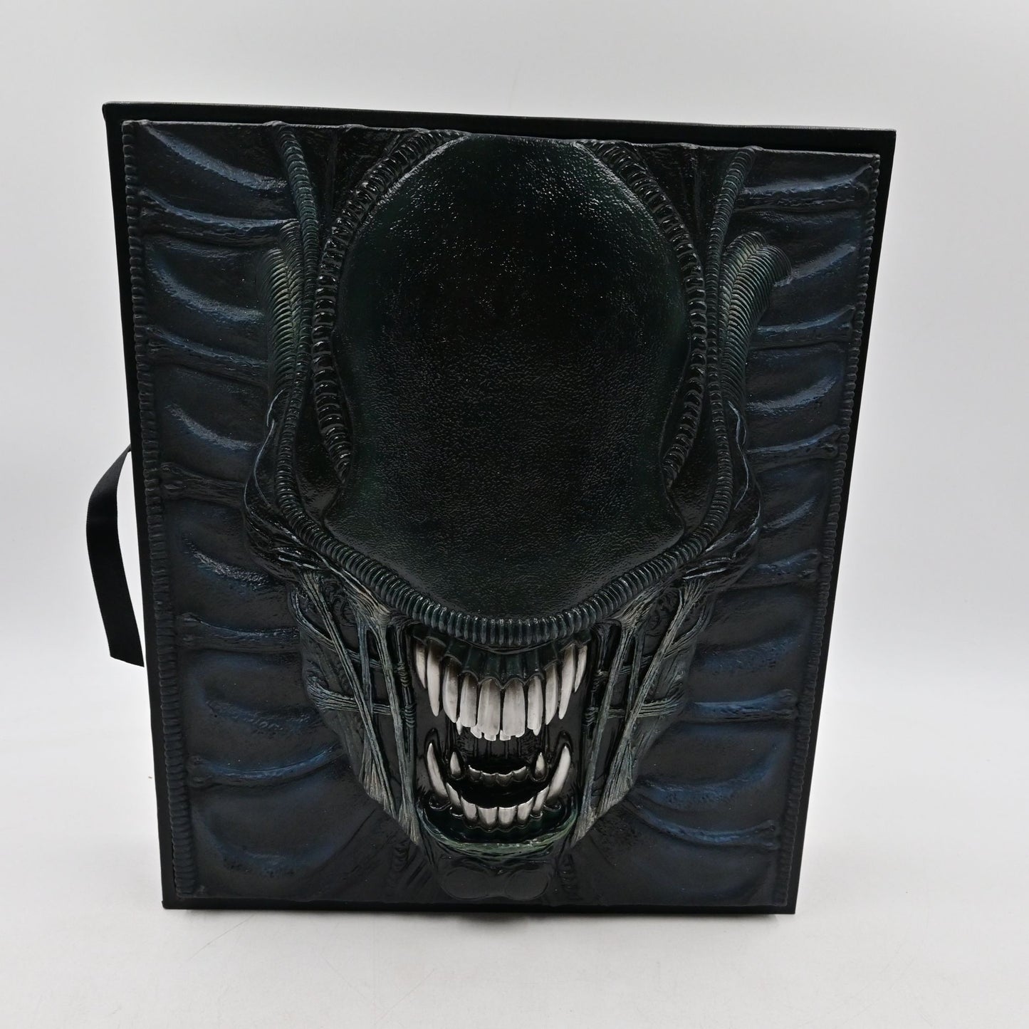 Alien: The Weyland-Yutani Report Sideshow Collectibles Hardcover Collector Edition