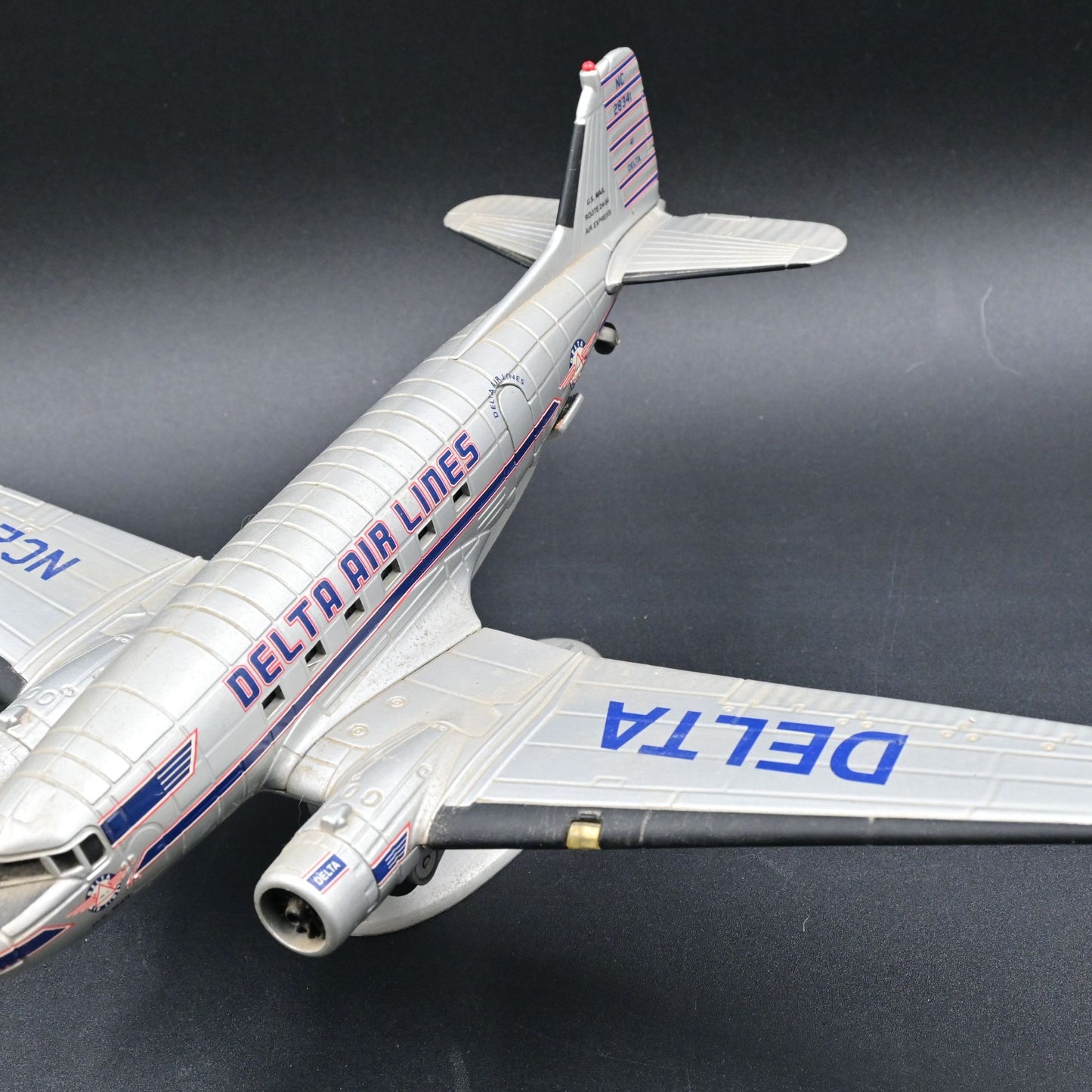 Skymarks 1:80 DC-3 Delta Air Lines NC28341 w/Landing Gear