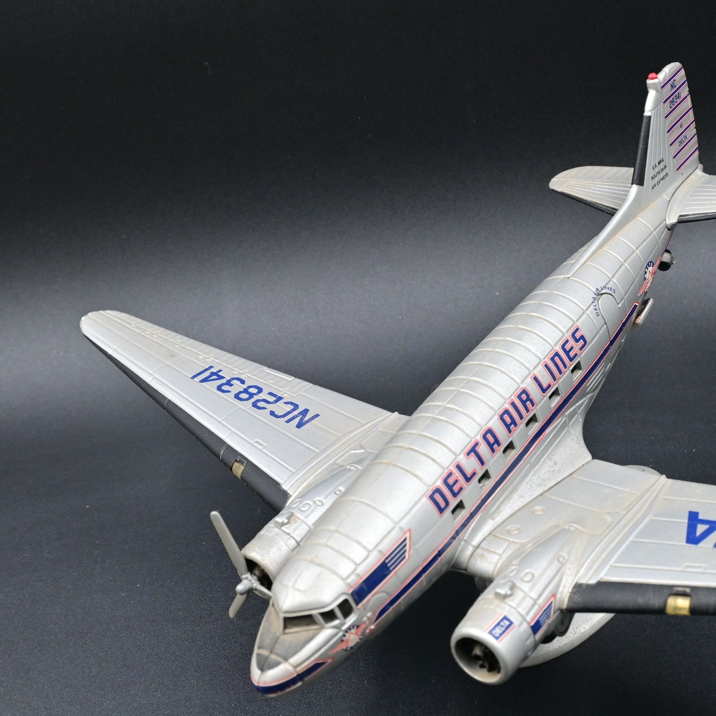 Skymarks 1:80 DC-3 Delta Air Lines NC28341 w/Landing Gear
