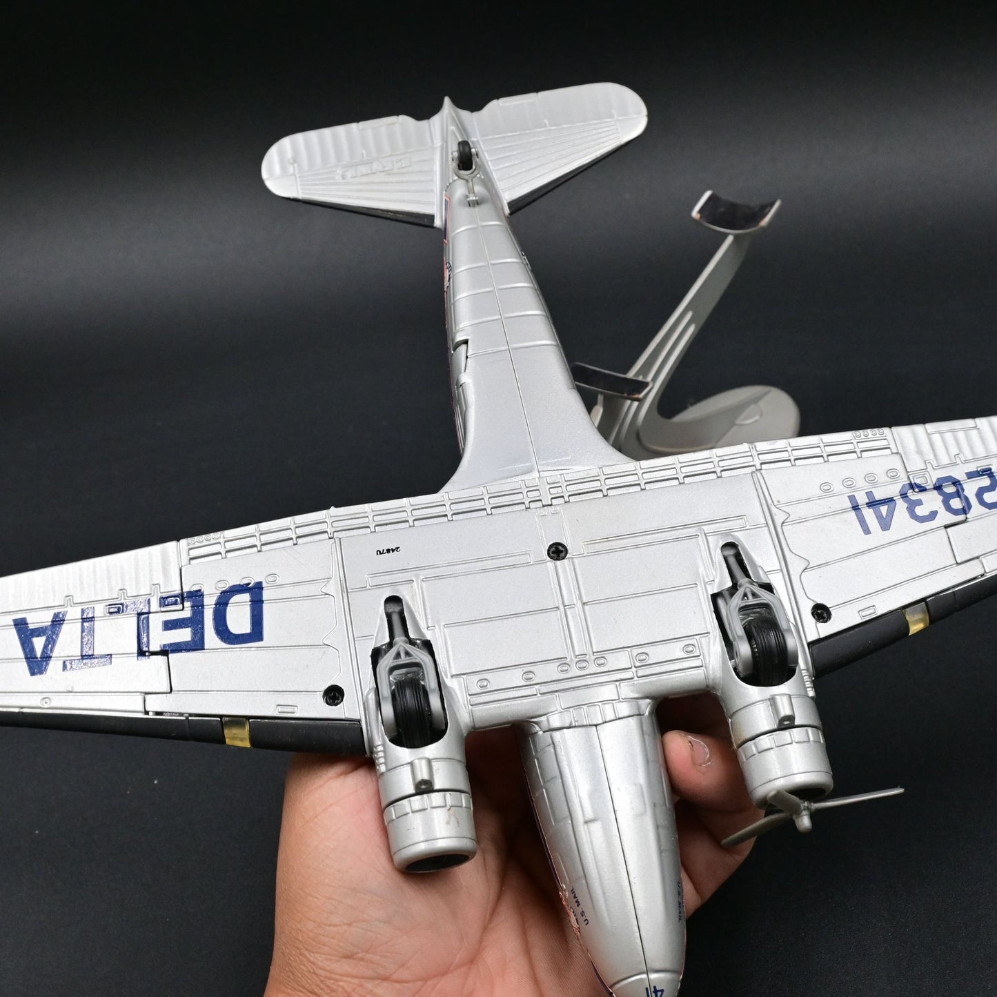 Skymarks 1:80 DC-3 Delta Air Lines NC28341 w/Landing Gear