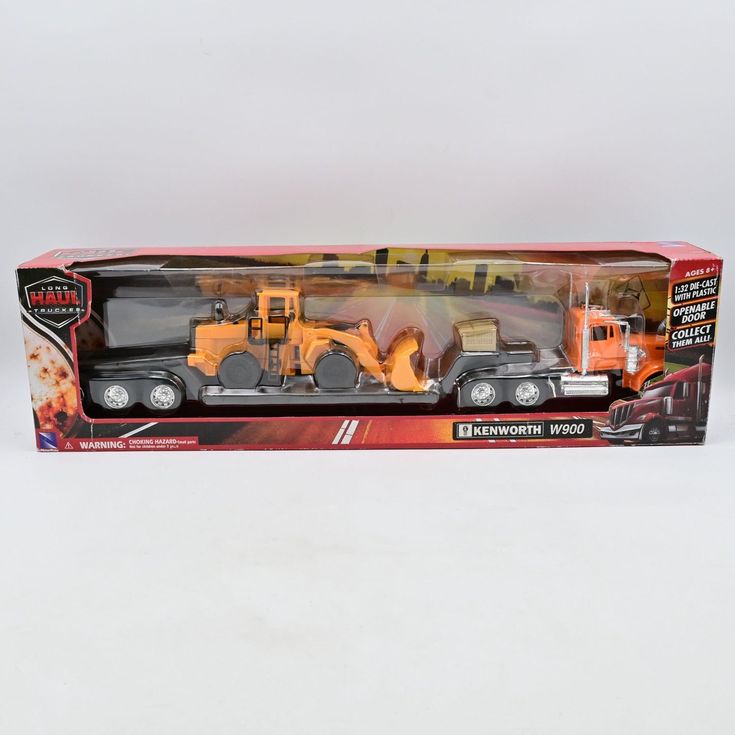 New Ray 10623 Kenworth W900 Lowboy with Construction Tractor