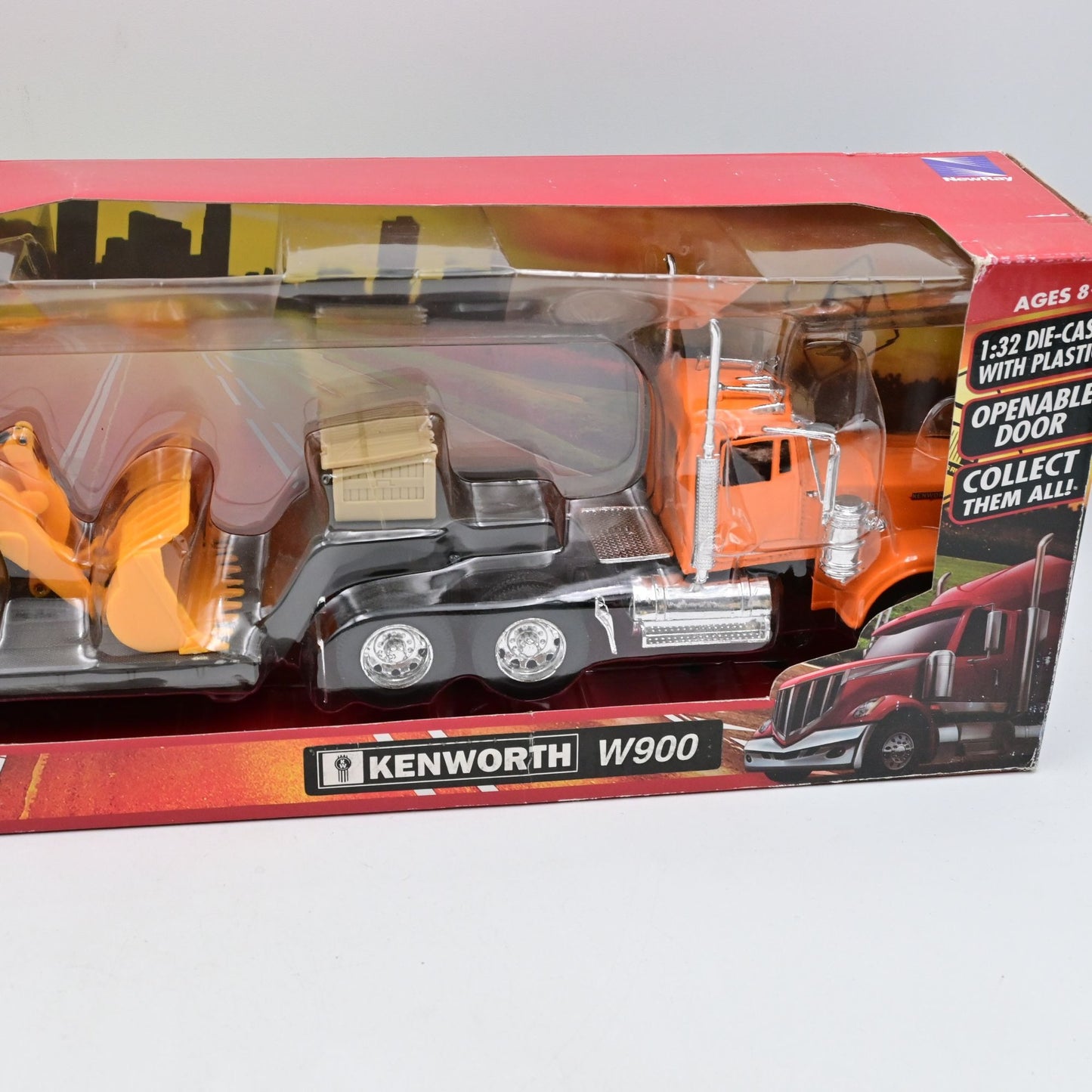 New Ray 10623 Kenworth W900 Lowboy with Construction Tractor