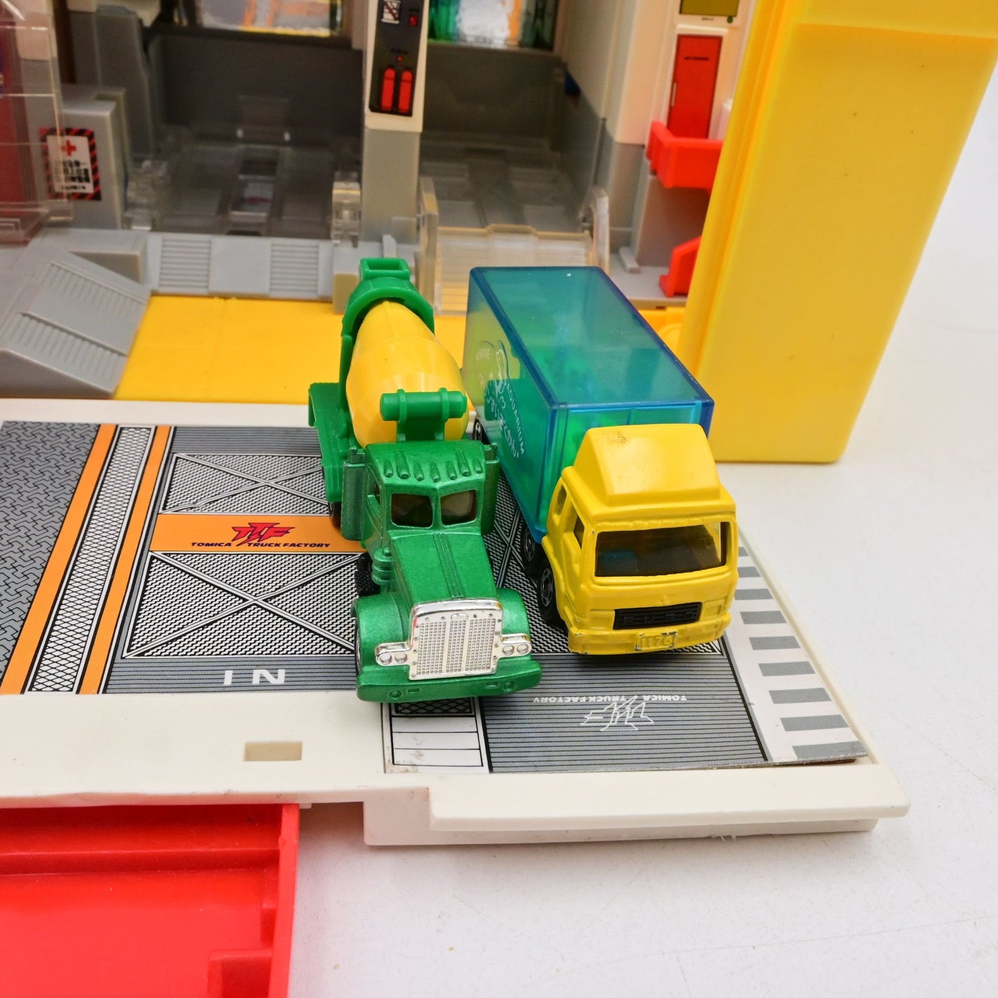 Vintage Tomica Truck Factory Playset With 2 Trucks
