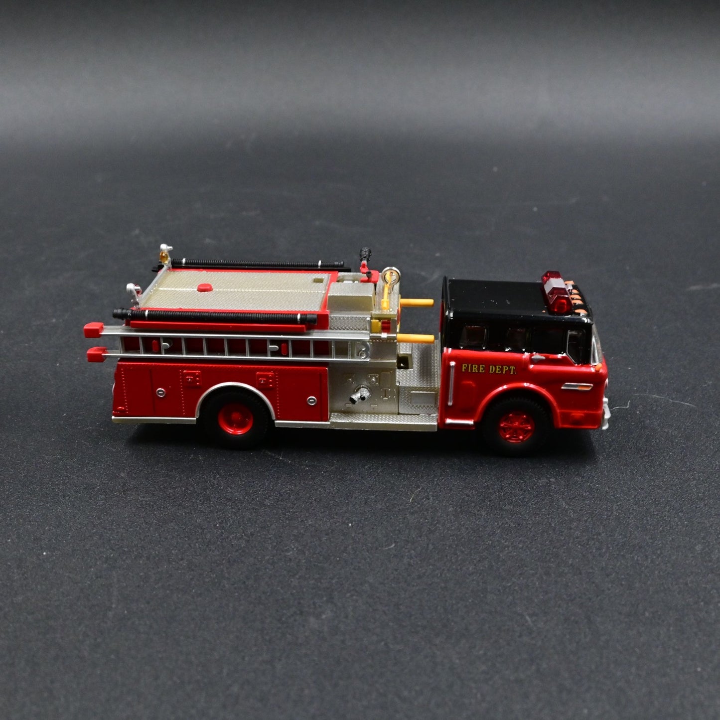 Hallmark Ornament Ford Fire Brigade 2007 Magic/ Lights Ford C8000 Fire Truck