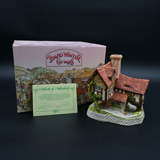 Vintage 1990 David Winter Cottage Tomfool's Cottage Figure