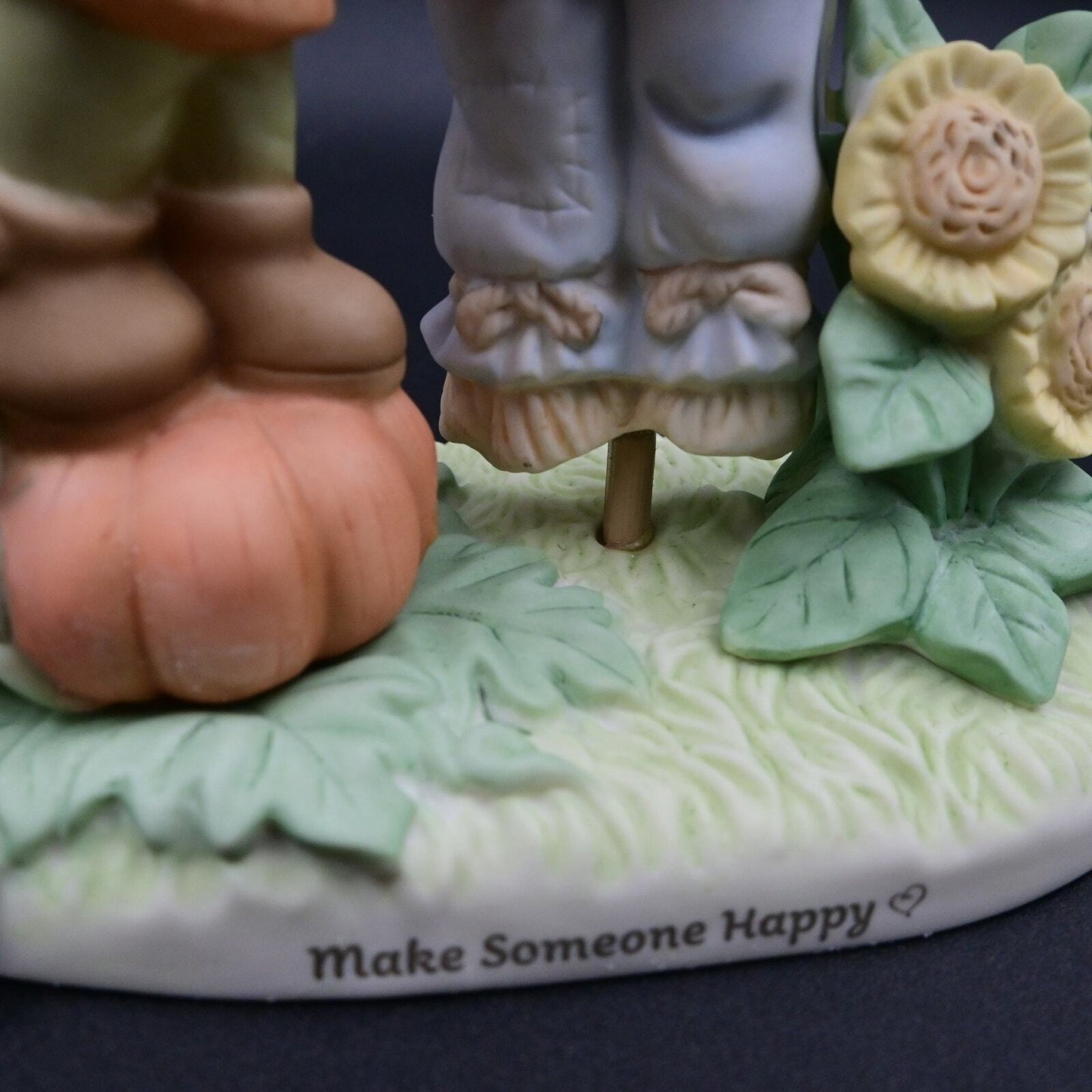 2018 Precious Moments Make Someone Happy Figure 19105