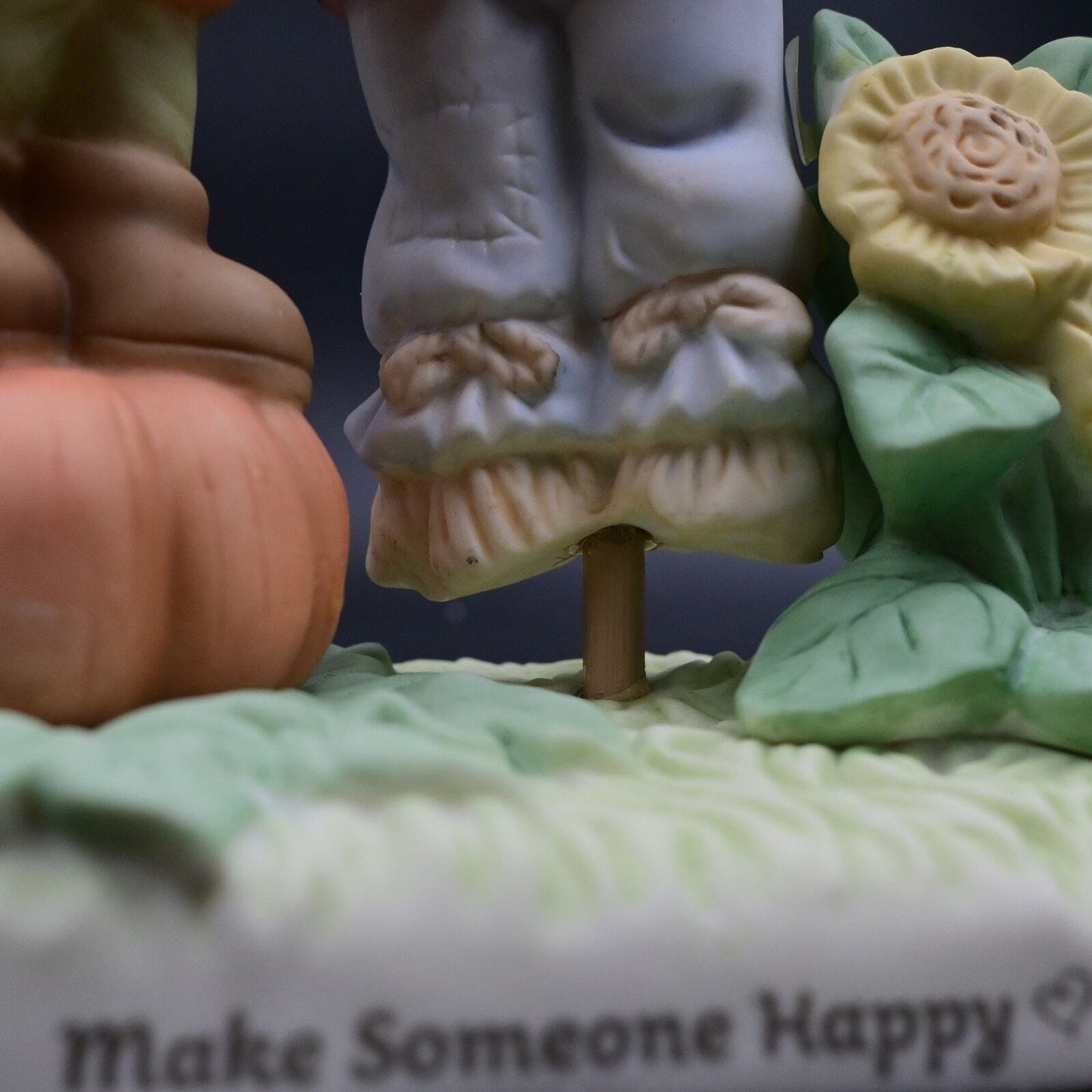 2018 Precious Moments Make Someone Happy Figure 19105