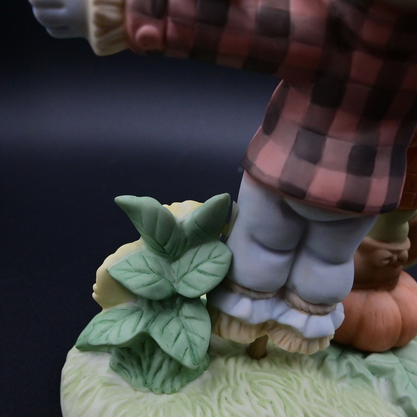 2018 Precious Moments Make Someone Happy Figure 19105