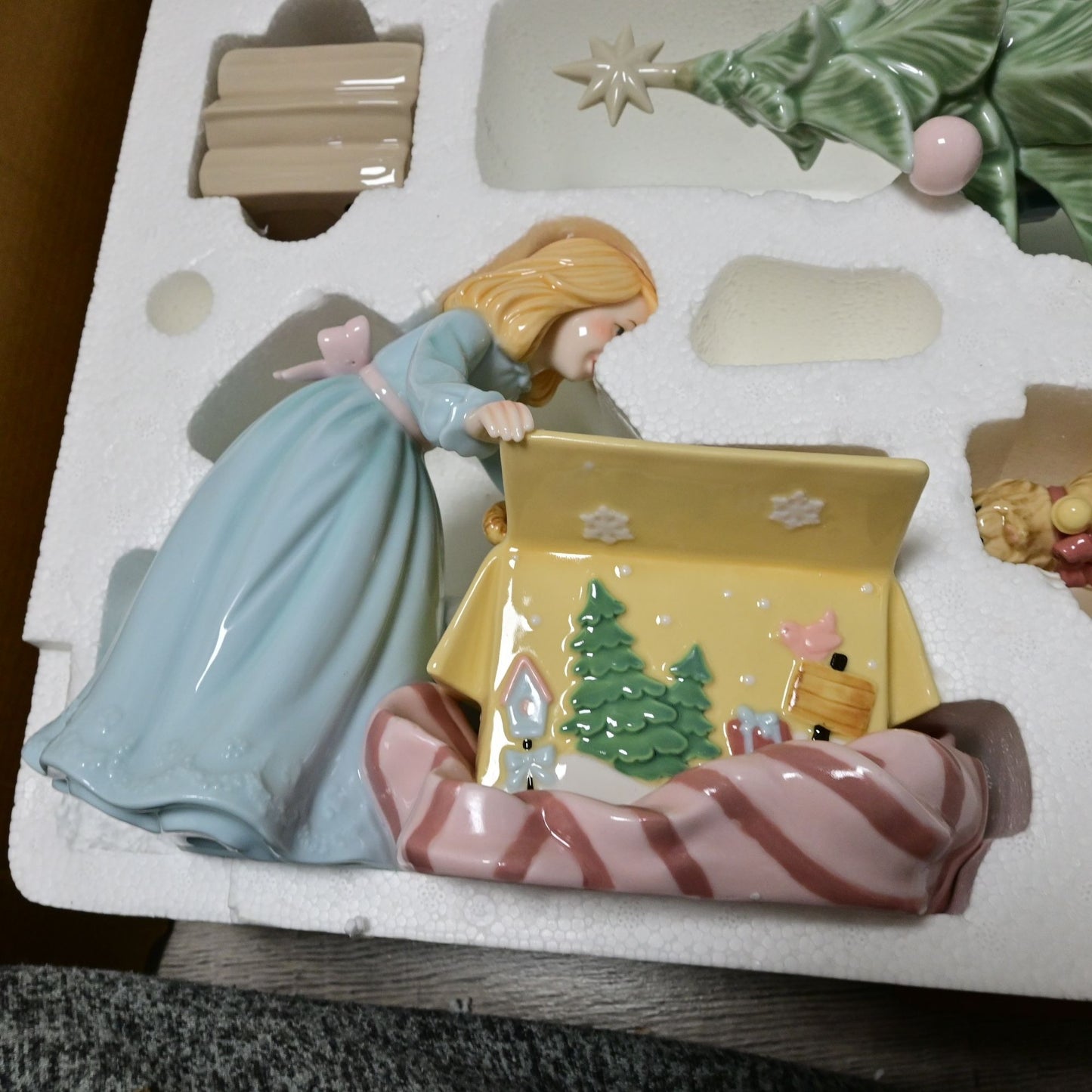 Granduer Noel Christmas Scene Porcelain 9 Pieces Vintage 2001