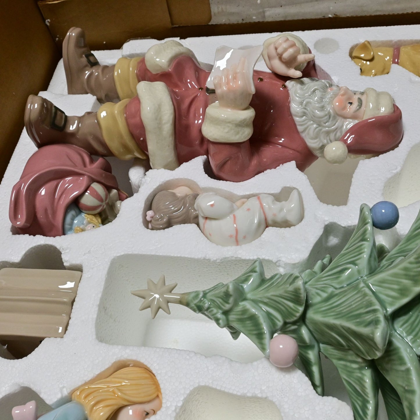 Granduer Noel Christmas Scene Porcelain 9 Pieces Vintage 2001