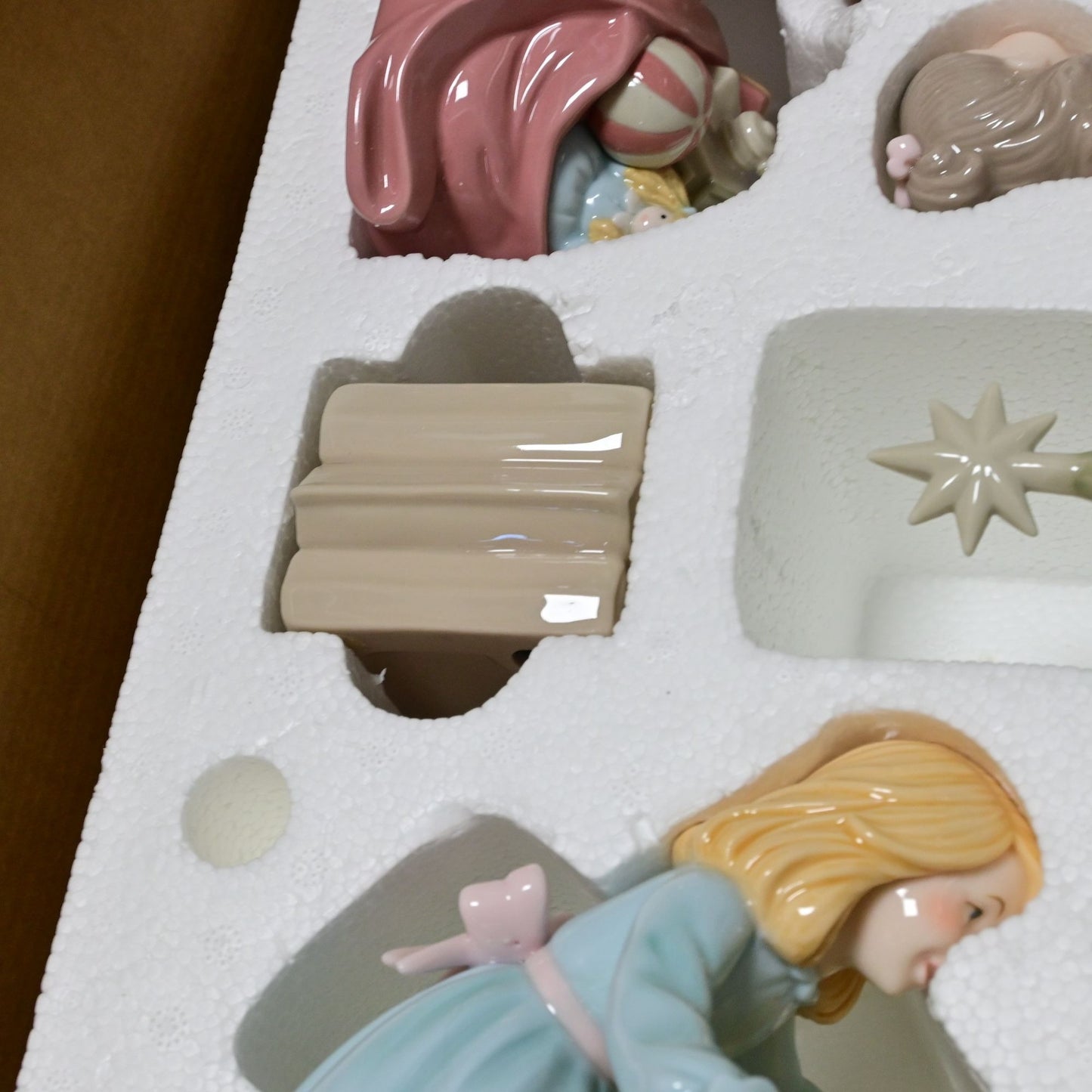 Granduer Noel Christmas Scene Porcelain 9 Pieces Vintage 2001
