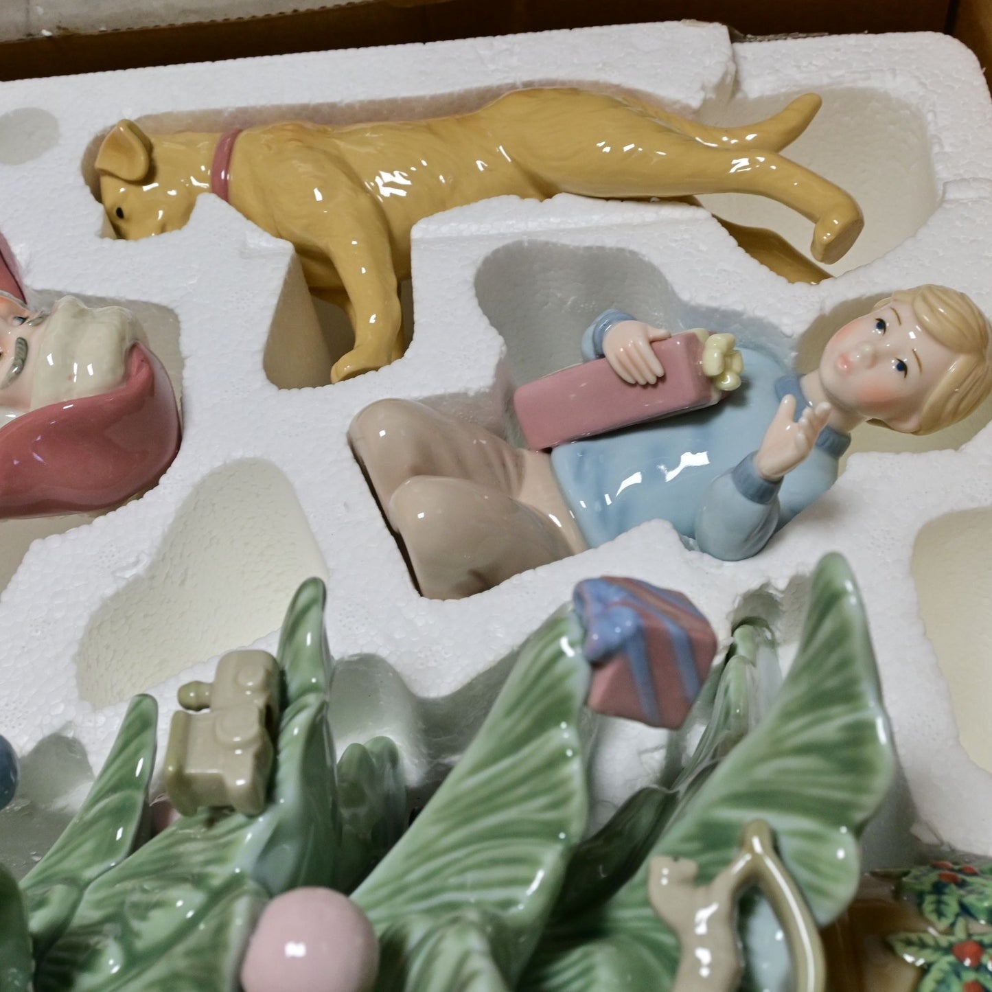 Granduer Noel Christmas Scene Porcelain 9 Pieces Vintage 2001