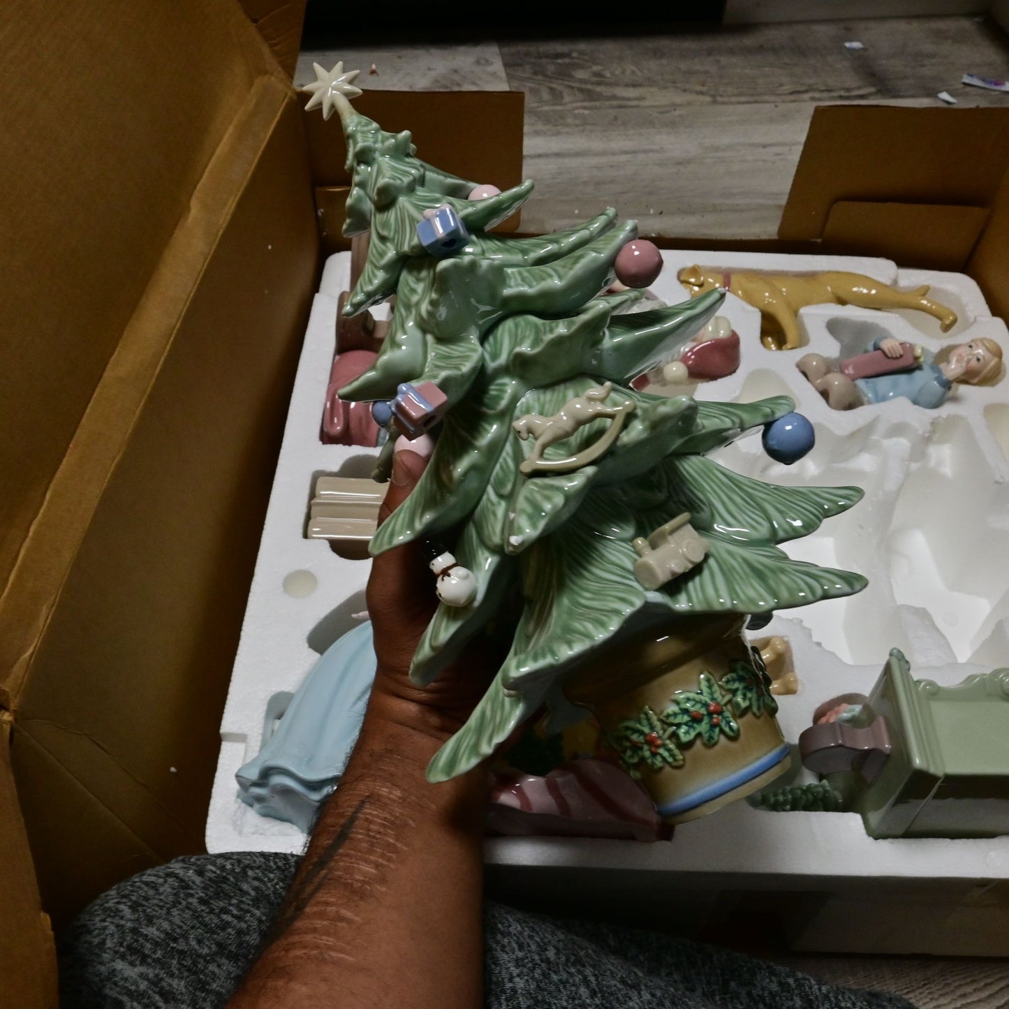 Granduer Noel Christmas Scene Porcelain 9 Pieces Vintage 2001