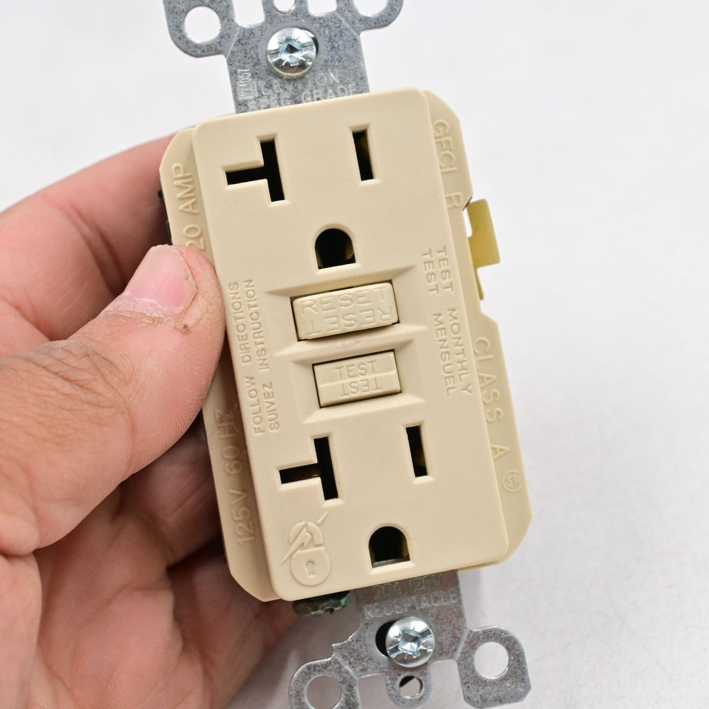 Leviton 20A /20 Amp 125V Smart Lock GFCI Receptacle Ivory Lot Of 5