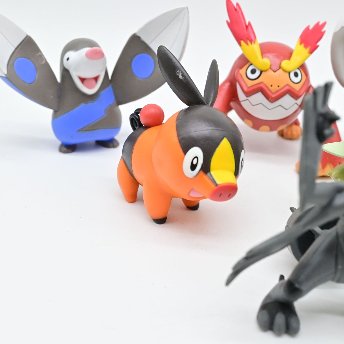 Pokemon PVC Miniatures Zekrom, Tepig, Pignite, Axew, Minccino, Drilbur, Snivy